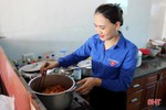 Đoàn trường THPT Cẩm Bình nấu ăn miễn phí cho thí sinh ở xa