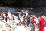 Xe buýt lao xuống hẻm núi ở Ấn Độ, ít nhất 33 người thiệt mạng