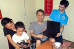 Vợ chồng khuyết tật được nhóm thiện nguyện tặng laptop để làm việc online