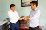 Bạn đọc Báo Hà Tĩnh trao quà hỗ trợ lực lượng chữa cháy rừng ở Nghi Xuân