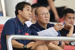 HLV Park Hang-seo ngồi khán đài chỉ đạo U23 Việt Nam thi đấu