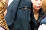 Thế giới ngày qua: Tunisia cấm che mặt, mặc đồ "Ninja" nơi công cộng 