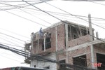 Rùng mình xem thợ xây "làm xiếc" trên những giàn giáo thô sơ ở Hà Tĩnh
