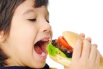 WHO khuyến cáo thực phẩm ăn sẵn cho trẻ em chứa quá nhiều đường