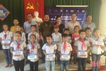 Trao tặng 100 suất quà cho học sinh nghèo Hương Khê