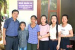 Báo Hà Tĩnh cùng nhà tài trợ bàn giao nhà nhân ái cho phụ nữ nghèo đơn thân