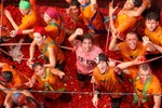 Bơi giữa "cơn lũ" cà chua trong lễ hội độc đáo ở Tây Ban Nha