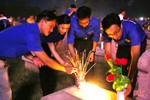 Ngàn ngọn nến bừng sáng trên mộ liệt sỹ ở Hà Tĩnh