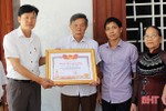 Gia đình liệt sỹ Nguyễn Hữu Quỳ đón nhận bằng Tổ quốc ghi công 