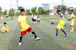 Những cậu bé ở Hà Tĩnh "quên" khó khăn, đam mê bóng đá