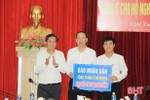 Tổng Biên tập Báo Nhân Dân trao hỗ trợ người nghèo Hà Tĩnh