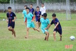 Xem thiếu niên Nghi Xuân đi chân trần tranh tài giải bóng đá huyện