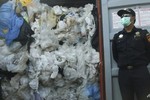 Indonesia trả 7 container rác cho Pháp, Hong Kong
