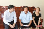 Phó ban Nội chính Trung ương tặng quà thân nhân liệt sỹ ở TP Hà Tĩnh