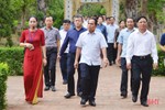 Phó Thủ tướng Chính phủ Lào dâng hương Khu lưu niệm Nguyễn Du và Ngã ba Đồng Lộc