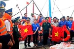Tặng cờ Tổ quốc và áo phao cho ngư dân Hà Tĩnh