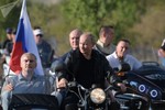 Xem Tổng thống Nga Putin lái motor phân khối lớn cực ngầu