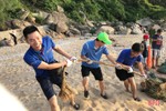 Nhóm bạn trẻ TP Hà Tĩnh "giải cứu" bãi biển Quỳnh Viên khỏi rác thải 