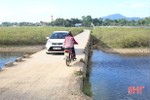 Qua cầu tràn Tân Dừa, lo người lẫn xe rơi xuống nước!