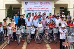 Trao tặng 105 suất quà cho học sinh hoàn cảnh khó khăn ở Lộc Hà