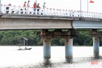 "Dựng tóc gáy" cảnh trẻ em Hà Tĩnh vô tư nhảy cầu tắm sông từ độ cao 20m