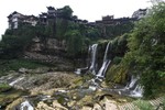 Lạc giữa cổ trấn ma mị nghìn năm tuổi, cheo leo trên thác ở Trung Quốc