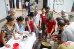 6 cụ bà Hà Tĩnh góp lương hưu, nấu cháo cho bệnh nhân nghèo