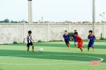 Trẻ em nông thôn Hà Tĩnh thích thú đá bóng trên sân cỏ nhân tạo