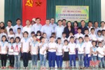 Lãnh đạo Hà Tĩnh và Tạp chí Cộng sản tặng quà học sinh nghèo Vũ Quang