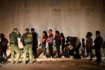 Thế giới ngày qua: 19 bang và Washington DC kiện Tổng thống Trump về quy định bắt giữ người nhập cư