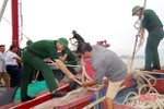 Bộ đội biên phòng, công an Hà Tĩnh giúp dân đối phó với bão số 4