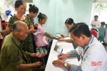 Formosa Hà Tĩnh hỗ trợ cấp, phát thuốc miễn phí cho gần 200 người dân Kỳ Thịnh