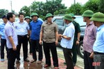 Chủ tịch UBND tỉnh Hà Tĩnh Trần Tiến Hưng kiểm tra công tác ứng phó bão số 4 tại các địa phương