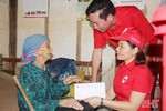 Hội Chữ thập đỏ Việt Nam trao quà cho người dân vùng lũ Hương Khê