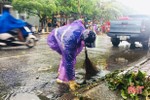 Theo chân chị lao công Hà Tĩnh "đội" mưa lũ làm sạch phố phường
