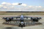 Tại sao Mỹ triển khai máy bay ném bom đến châu Âu?