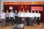 Bưu điện Việt Nam trao 500 triệu đồng hỗ trợ người dân vùng lũ Hà Tĩnh