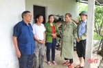 Trưởng ban Tuyên giáo Tỉnh ủy Hà Tĩnh thăm hỏi gia đình bị sập mái nhà ở Can Lộc