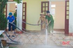 Công an, Huyện đoàn Hương Sơn giúp các trường học dọn dẹp vệ sinh sau lũ 