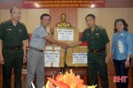 Bộ trưởng Bộ Y tế tặng thuốc chữa bệnh cho trạm xá quân dân y Hà Tĩnh