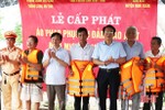Trang bị 30 áo phao cho 2 đò chở người tại ốc đảo Hồng Lam