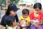 Hơn 300 chiếc bánh mang Tết Trung thu đến với trẻ em dân tộc Chứt