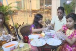 Cùng một gia đình Ấn Độ ở Hà Tĩnh làm bánh Trung thu
