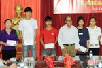 Quỹ học bổng Hồng Lam hỗ trợ học sinh nghèo Nghi Xuân 232 triệu đồng