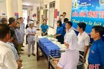 Bệnh viện Phổi Hà Tĩnh trao 100 suất cơm cho bệnh nhân khó khăn