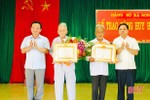 Hương Sơn trao huy hiệu 70-75 năm tuổi đảng cho 8 đảng viên lão thành và tặng quà cán bộ tiền khởi nghĩa
