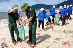 Hơn 150 người làm sạch 4km bờ biển phía Nam Hà Tĩnh
