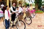 MC Việt Hồ và các mạnh thường quân tặng quà cho học sinh vùng lũ Hương Khê
