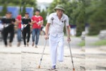 70 tuổi vẫn chống nạng đến sân cổ vũ cho Hồng Lĩnh Hà Tĩnh