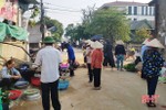 “Vô tư” họp chợ giữa đường, chính quyền thị trấn Thạch Hà bất lực?!